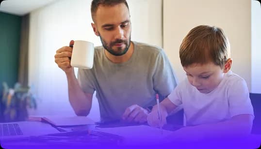 Rodzice korzystający z kalkulatora matematycznego